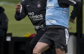William e Ronaldo durante o treino do Corinthians, realizado esta tarde no CT Joaquim Grava, no Parque Ecolgico do Tiete. O prximo jogo da equipe, ser quarta-feira, dia 13/10, contra o Vasco/RJ, em So Janurio, ultimo jogo da 18. a rodada do Campeonato Brasileiro de 2010