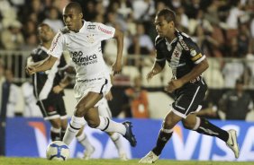 Elias do Corinthians disputa a bola com o jogador Fellipe Bastos do Vasco durante partida vlida pelo Campeonato Brasileiro srie A realizado no estdio So Janurio