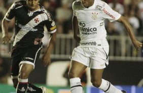 Elias do Corinthians disputa a bola com o jogador Fellipe Bastos do Vasco durante partida válida pelo Campeonato Brasileiro série A realizado no estádio São Januário