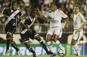 Elias do Corinthians disputa a bola com o jogador Jumar do Vasco durante partida vlida pelo Campeonato Brasileiro srie A realizado no estdio So Janurio