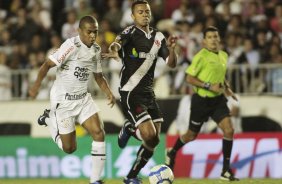 Elias do Corinthians disputa a bola com o jogador Rafael Carioca do Vasco durante partida vlida pelo Campeonato Brasileiro srie A realizado no estdio So Janurio