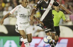 Elias do Corinthians disputa a bola com o jogador Rafael Carioca do Vasco durante partida vlida pelo Campeonato Brasileiro srie A realizado no estdio So Janurio