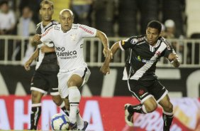 Roberto Carlos do Corinthians disputa a bola com o jogador Allan do Vasco durante partida vlida pelo Campeonato Brasileiro srie A realizado no estdio So Janurio