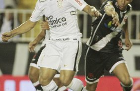 Roberto Carlos do Corinthians disputa a bola com o jogador Allan do Vasco durante partida vlida pelo Campeonato Brasileiro srie A realizado no estdio So Janurio