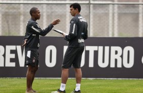 Elias e o tcnico interino Fabio Carille durante o treino do Corinthians, realizado esta tarde no CT Joaquim Grava, no Parque Ecolgico do Tiete. O prximo jogo da equipe, ser domingo, dia 17/10, contra o Guarani/SP, no Brinco de Ouro da Princesa, em Campinas, pela 30. a rodada do Campeonato Brasileiro de 2010