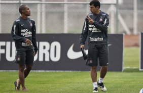 Elias e o tcnico interino Fabio Carille durante o treino do Corinthians, realizado esta tarde no CT Joaquim Grava, no Parque Ecolgico do Tiete. O prximo jogo da equipe, ser domingo, dia 17/10, contra o Guarani/SP, no Brinco de Ouro da Princesa, em Campinas, pela 30. a rodada do Campeonato Brasileiro de 2010