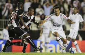 Iarley do Corinthians disputa a bola com o jogador jumar do Vasco durante partida válida pelo Campeonato Brasileiro série A realizado no estádio São Januário