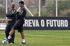 O auxiliar Mauro da Silva e o tcnico interino Fabio Carille durante o treino do Corinthians, realizado esta tarde no CT Joaquim Grava, no Parque Ecolgico do Tiete. O prximo jogo da equipe, ser domingo, dia 17/10, contra o Guarani/SP, no Brinco de Ouro da Princesa, em Campinas, pela 30. a rodada do Campeonato Brasileiro de 2010