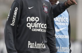 O tcnico interino Fabio Carille e o seu auxiliar Mauro da Silva durante o treino do Corinthians, realizado esta tarde no CT Joaquim Grava, no Parque Ecolgico do Tiete. O prximo jogo da equipe, ser domingo, dia 17/10, contra o Guarani/SP, no Brinco de Ouro da Princesa, em Campinas, pela 30. a rodada do Campeonato Brasileiro de 2010