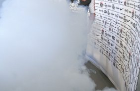 Ronaldo - explode uma bomba de fumaca dada por Oscar Filho do CQC e que volta ao time no prximo jogo, concede entrevista coletiva antes do treino do Corinthians, realizado esta tarde no CT Joaquim Grava, no Parque Ecolgico do Tiete. O prximo jogo da equipe, ser domingo, dia 17/10, contra o Guarani/SP, no Brinco de Ouro da Princesa, em Campinas, pela 30. a rodada do Campeonato Brasileiro de 2010