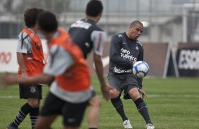 Ronaldo durante o treino do Corinthians contra o time sub-17, realizado esta tarde no CT Joaquim Grava, no Parque Ecolgico do Tiete. O prximo jogo da equipe, ser domingo, dia 17/10, contra o Guarani/SP, no Brinco de Ouro da Princesa, em Campinas, pela 30. a rodada do Campeonato Brasileiro de 2010