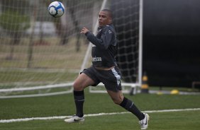 Ronaldo durante o treino do Corinthians contra o time sub-17, realizado esta tarde no CT Joaquim Grava, no Parque Ecolgico do Tiete. O prximo jogo da equipe, ser domingo, dia 17/10, contra o Guarani/SP, no Brinco de Ouro da Princesa, em Campinas, pela 30. a rodada do Campeonato Brasileiro de 2010