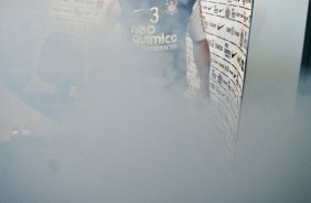 Ronaldo, que volta ao time no prximo jogo, estura uma bomba de fumaca dada pelo comediante Oscar Filho, concede entrevista coletiva antes do treino do Corinthians, realizado esta tarde no CT Joaquim Grava, no Parque Ecolgico do Tiete. O prximo jogo da equipe, ser domingo, dia 17/10, contra o Guarani/SP, no Brinco de Ouro da Princesa, em Campinas, pela 30. a rodada do Campeonato Brasileiro de 2010