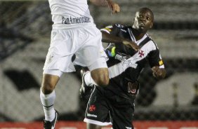 William do Corinthians disputa a bola com o jogador Ze Roberto do Vasco durante partida válida pelo Campeonato Brasileiro série A realizado no estádio São Januário