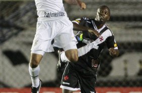 William do Corinthians disputa a bola com o jogador Ze Roberto do Vasco durante partida vlida pelo Campeonato Brasileiro srie A realizado no estdio So Janurio