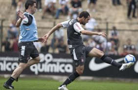 Chico e Danilo durante o treino do Corinthians, realizado esta manh no Parque So Jorge. O prximo jogo da equipe, ser amanh, domingo, dia 17/10, contra o Guarani/SP, no Brinco de Ouro da Princesa, em Campinas, pela 30. a rodada do Campeonato Brasileiro de 2010