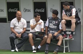 Mauro da Silva(e) auxiliar; Fabio Carille, tcnico interino; William e Chico durante o treino do Corinthians, realizado esta manh no Parque So Jorge. O prximo jogo da equipe, ser amanh, domingo, dia 17/10, contra o Guarani/SP, no Brinco de Ouro da Princesa, em Campinas, pela 30. a rodada do Campeonato Brasileiro de 2010