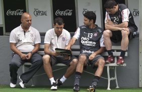 Mauro da Silva(e) auxiliar; Fabio Carille, tcnico interino, Chico e William durante o treino do Corinthians, realizado esta manh no Parque So Jorge. O prximo jogo da equipe, ser amanh, domingo, dia 17/10, contra o Guarani/SP, no Brinco de Ouro da Princesa, em Campinas, pela 30. a rodada do Campeonato Brasileiro de 2010