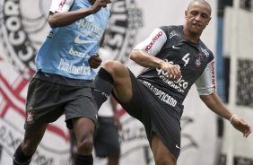 Moacir e Roberto Carlos durante o treino do Corinthians, realizado esta manh no Parque So Jorge. O prximo jogo da equipe, ser amanh, domingo, dia 17/10, contra o Guarani/SP, no Brinco de Ouro da Princesa, em Campinas, pela 30. a rodada do Campeonato Brasileiro de 2010