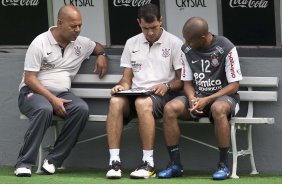 O auxiliar Mauro da Silva(e); Fabio Carille, tcnico interino, e Elias durante o treino do Corinthians, realizado esta manh no Parque So Jorge. O prximo jogo da equipe, ser amanh, domingo, dia 17/10, contra o Guarani/SP, no Brinco de Ouro da Princesa, em Campinas, pela 30. a rodada do Campeonato Brasileiro de 2010