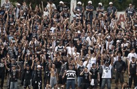 Policia acompanha os torcedores durante o treino do Corinthians, realizado esta manh no Parque So Jorge. O prximo jogo da equipe, ser amanh, domingo, dia 17/10, contra o Guarani/SP, no Brinco de Ouro da Princesa, em Campinas, pela 30. a rodada do Campeonato Brasileiro de 2010