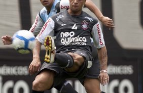 Roberto Carlos e Ralf, atras, durante o treino do Corinthians, realizado esta manh no Parque So Jorge. O prximo jogo da equipe, ser amanh, domingo, dia 17/10, contra o Guarani/SP, no Brinco de Ouro da Princesa, em Campinas, pela 30. a rodada do Campeonato Brasileiro de 2010