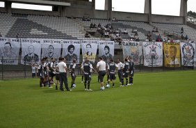 Torcida presente durante o treino do Corinthians, realizado esta manh no Parque So Jorge. O prximo jogo da equipe, ser amanh, domingo, dia 17/10, contra o Guarani/SP, no Brinco de Ouro da Princesa, em Campinas, pela 30. a rodada do Campeonato Brasileiro de 2010