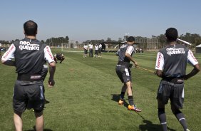 Jogadores, com o técnico Tite ao fundo, durante o treino do Corinthians, realizado esta manhã no CT Joaquim Grava no Parque Ecológico. O próximo jogo da equipe será domingo, dia 24/10, contra o Palmeiras no Pacaembu, pela 31. a rodada do Campeonato Brasileiro de 2010
