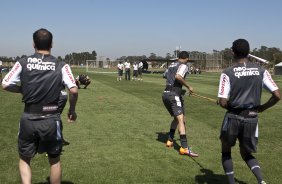 Jogadores, com o tcnico Tite ao fundo, durante o treino do Corinthians, realizado esta manh no CT Joaquim Grava no Parque Ecolgico. O prximo jogo da equipe ser domingo, dia 24/10, contra o Palmeiras no Pacaembu, pela 31. a rodada do Campeonato Brasileiro de 2010