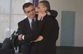 O diretor Mario Gobbi cumprimenta o novo técnico Tite, antes do treino do Corinthians, realizado esta manhã no CT Joaquim Grava no Parque Ecológico. O próximo jogo da equipe será domingo, dia 24/10, contra o Palmeiras no Pacaembu, pela 31. a rodada do Campeonato Brasileiro de 2010