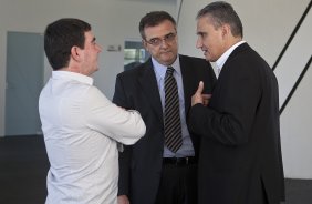 O presidente Andres Sanchez; o diretor de futebol Mario Gobbi e o novo tcnico do Corinthians Tite, antes do treino do Corinthians, realizado esta manh no CT Joaquim Grava no Parque Ecolgico. O prximo jogo da equipe ser domingo, dia 24/10, contra o Palmeiras no Pacaembu, pela 31. a rodada do Campeonato Brasileiro de 2010