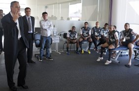 O tcnico Tite apresentado aos jogadores antes do treino do Corinthians, realizado esta manh no CT Joaquim Grava no Parque Ecolgico. O prximo jogo da equipe ser domingo, dia 24/10, contra o Palmeiras no Pacaembu, pela 31. a rodada do Campeonato Brasileiro de 2010