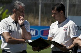 O técnico Tite conversa com o ex-técnico interino Fabio Carille durante o treino do Corinthians, realizado esta manhã no CT Joaquim Grava no Parque Ecológico. O próximo jogo da equipe será domingo, dia 24/10, contra o Palmeiras no Pacaembu, pela 31. a rodada do Campeonato Brasileiro de 2010