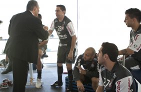 O tcnico Tite cumprimenta Chico na sua apresentacao aos jogadores antes do treino do Corinthians, realizado esta manh no CT Joaquim Grava no Parque Ecolgico. O prximo jogo da equipe ser domingo, dia 24/10, contra o Palmeiras no Pacaembu, pela 31. a rodada do Campeonato Brasileiro de 2010