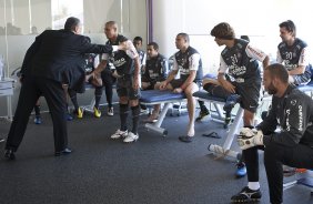 O técnico Tite cumprimenta Roberto Carlos na sua apresentacao aos jogadores antes do treino do Corinthians, realizado esta manhã no CT Joaquim Grava no Parque Ecológico. O próximo jogo da equipe será domingo, dia 24/10, contra o Palmeiras no Pacaembu, pela 31. a rodada do Campeonato Brasileiro de 2010