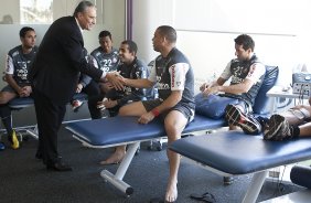 O tcnico Tite cumprimenta Ronaldo na sua apresentacao aos jogadores antes do treino do Corinthians, realizado esta manh no CT Joaquim Grava no Parque Ecolgico. O prximo jogo da equipe ser domingo, dia 24/10, contra o Palmeiras no Pacaembu, pela 31. a rodada do Campeonato Brasileiro de 2010