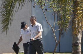 O técnico Tite e seu auxiliar Geraldo Delamore chegam para o primeiro treino do Corinthians, realizado esta manhã no CT Joaquim Grava no Parque Ecológico. O próximo jogo da equipe será domingo, dia 24/10, contra o Palmeiras no Pacaembu, pela 31. a rodada do Campeonato Brasileiro de 2010