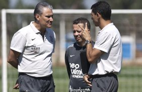 O técnico Tite; seu auxiliar Cleber Xavier e o ex-técnico interino Fabio Carille durante o treino do Corinthians, realizado esta manhã no CT Joaquim Grava no Parque Ecológico. O próximo jogo da equipe será domingo, dia 24/10, contra o Palmeiras no Pacaembu, pela 31. a rodada do Campeonato Brasileiro de 2010