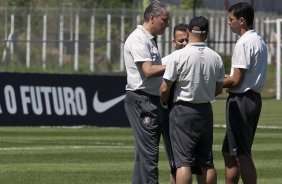 O técnico Tite; seus auxiliares Cleber Xavier e Geraldo Delamore(de costas) e o ex-técnico interino Fabio Carille durante o treino do Corinthians, realizado esta manhã no CT Joaquim Grava no Parque Ecológico. O próximo jogo da equipe será domingo, dia 24/10, contra o Palmeiras no Pacaembu, pela 31. a rodada do Campeonato Brasileiro de 2010