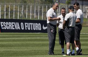 O técnico Tite; seus auxiliares Cleber Xavier e Geraldo Delamore(de costas) e o ex-técnico interino Fabio Carille durante o treino do Corinthians, realizado esta manhã no CT Joaquim Grava no Parque Ecológico. O próximo jogo da equipe será domingo, dia 24/10, contra o Palmeiras no Pacaembu, pela 31. a rodada do Campeonato Brasileiro de 2010