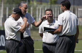 O técnico Tite(c) com seus auxiliares Geraldo Delamore(de costas); Cleber Xavier e o ex-técnico interino Fabio Carille durante o treino do Corinthians, realizado esta manhã no CT Joaquim Grava no Parque Ecológico. O próximo jogo da equipe será domingo, dia 24/10, contra o Palmeiras no Pacaembu, pela 31. a rodada do Campeonato Brasileiro de 2010