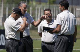 O tcnico Tite(c) com seus auxiliares Geraldo Delamore(de costas); Cleber Xavier e o ex-tcnico interino Fabio Carille durante o treino do Corinthians, realizado esta manh no CT Joaquim Grava no Parque Ecolgico. O prximo jogo da equipe ser domingo, dia 24/10, contra o Palmeiras no Pacaembu, pela 31. a rodada do Campeonato Brasileiro de 2010