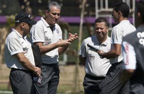 O tcnico Tite(c) com seus auxiliares Geraldo Delamore(e) e Cleber Xavier e o ex-tcnico interino Fabio Carille durante o treino do Corinthians, realizado esta manh no CT Joaquim Grava no Parque Ecolgico. O prximo jogo da equipe ser domingo, dia 24/10, contra o Palmeiras no Pacaembu, pela 31. a rodada do Campeonato Brasileiro de 2010