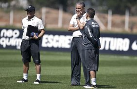 O técnico Tite(c); seus auxiliares Geraldo Delamore e Clber Xavier durante o treino do Corinthians, realizado esta manhã no CT Joaquim Grava no Parque Ecológico. O próximo jogo da equipe será domingo, dia 24/10, contra o Palmeiras no Pacaembu, pela 31. a rodada do Campeonato Brasileiro de 2010