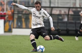 Bruno Cesar chuta para fazer o seu gol durante a partida entre Corinthians x Palmeiras, válida pela 31ª rodada do Campeonato Brasileiro de 2010, serie A, realizada esta tarde no estádio do Pacaembu