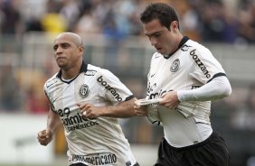 Bruno Cesar comemora seu gol com Roberto Carlos durante a partida entre Corinthians x Palmeiras, vlida pela 31 rodada do Campeonato Brasileiro de 2010, serie A, realizada esta tarde no estdio do Pacaembu