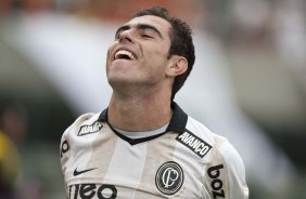 Bruno Cesar comemora seu gol durante a partida entre Corinthians x Palmeiras, válida pela 31ª rodada do Campeonato Brasileiro de 2010, serie A, realizada esta tarde no estádio do Pacaembu