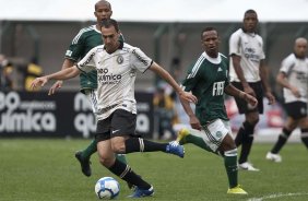 Danilo e Tinga durante a partida entre Corinthians x Palmeiras, válida pela 31ª rodada do Campeonato Brasileiro de 2010, serie A, realizada esta tarde no estádio do Pacaembu