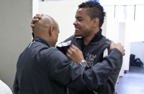 Dentinho brinca com Roberto Carlos nos vestiários antes da partida entre Corinthians x Palmeiras, válida pela 31ª rodada do Campeonato Brasileiro de 2010, serie A, realizada esta tarde no estádio do Pacaembu