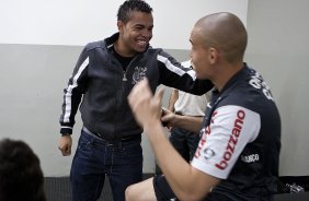 Dentinho e Julio Cesar nos vestiários antes da partida entre Corinthians x Palmeiras, válida pela 31ª rodada do Campeonato Brasileiro de 2010, serie A, realizada esta tarde no estádio do Pacaembu